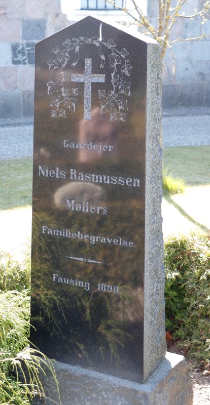 Niels Rasmussen Moeller's familiegravsted.JPG